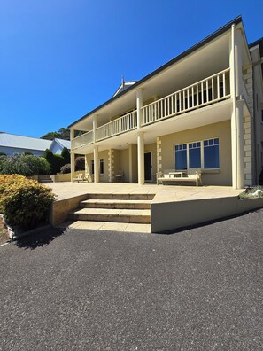 Appartement Premium, 1 très grand lit, vue baie, en bord de plage | Terrasse/Patio