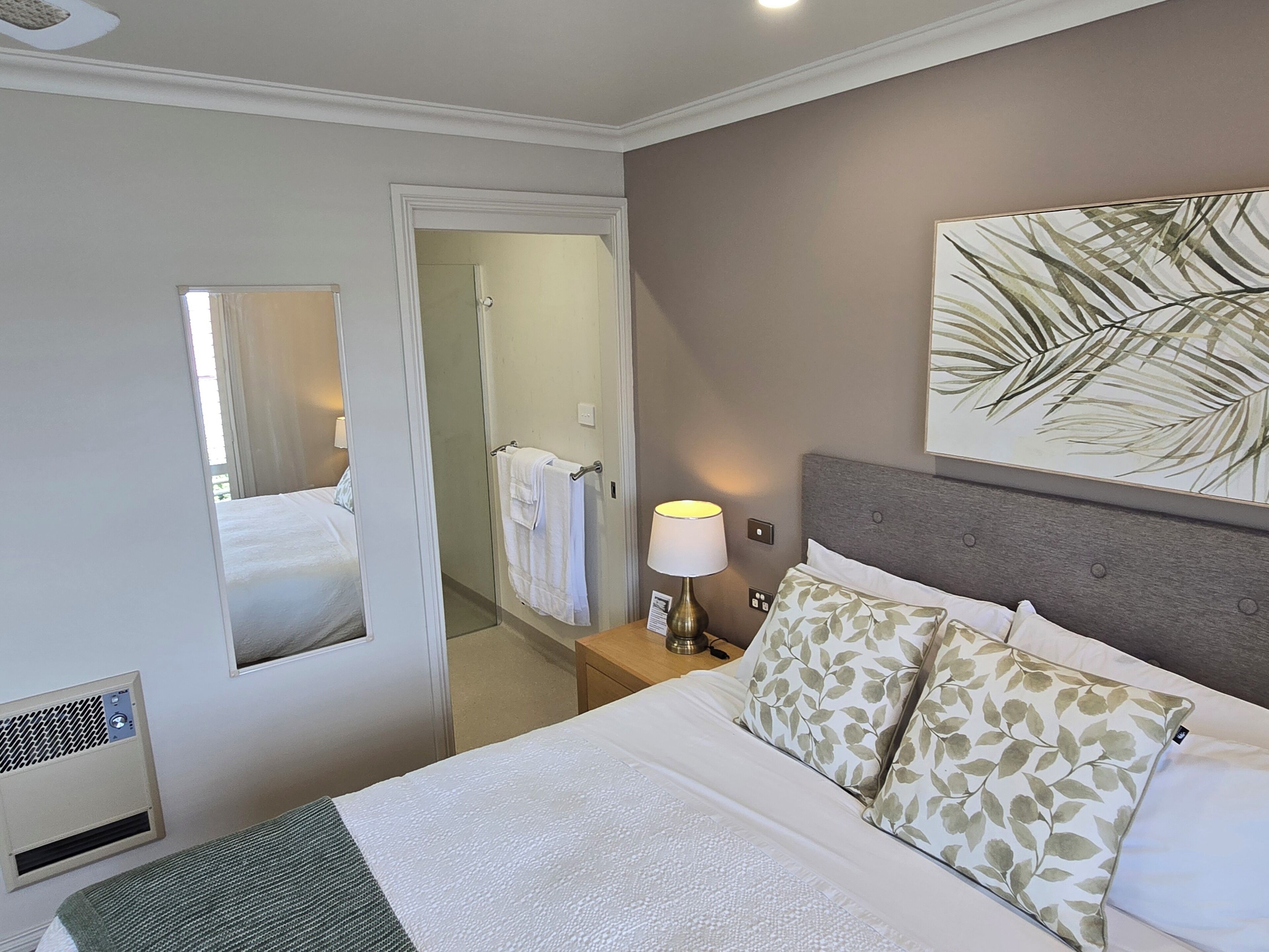 Premium Studio, 1 King Bed, Bay View, Beachside | Premium bedding, down comforters, iron/ironing board, WiFi (free)