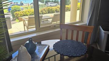 Premium Apartment, 1 King Bed, Bay View, Beachside | Living area