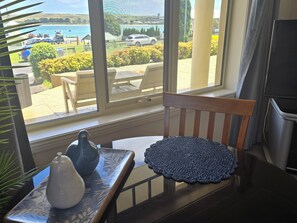 Appartement Premium, 1 très grand lit, vue baie, en bord de plage | Coin séjour