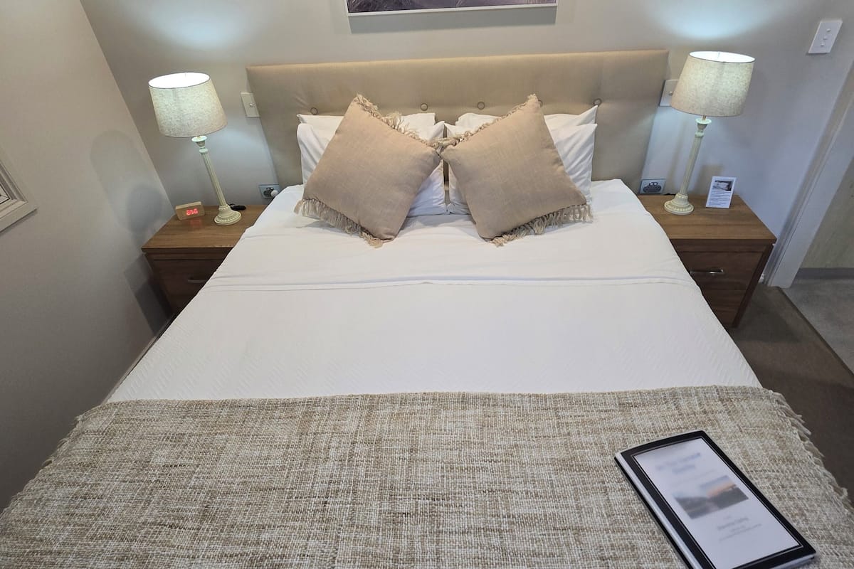 Premium Apartment, 1 King Bed, Bay View, Beachside | 1 bedroom, premium bedding, down comforters, individually decorated
