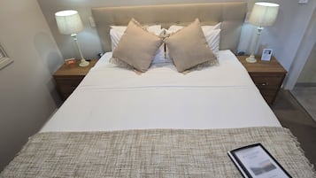 Premium-Apartment, 1 King-Bett, Buchtblick, am Strand | 1 Schlafzimmer, hochwertige Bettwaren, Daunenbettdecken