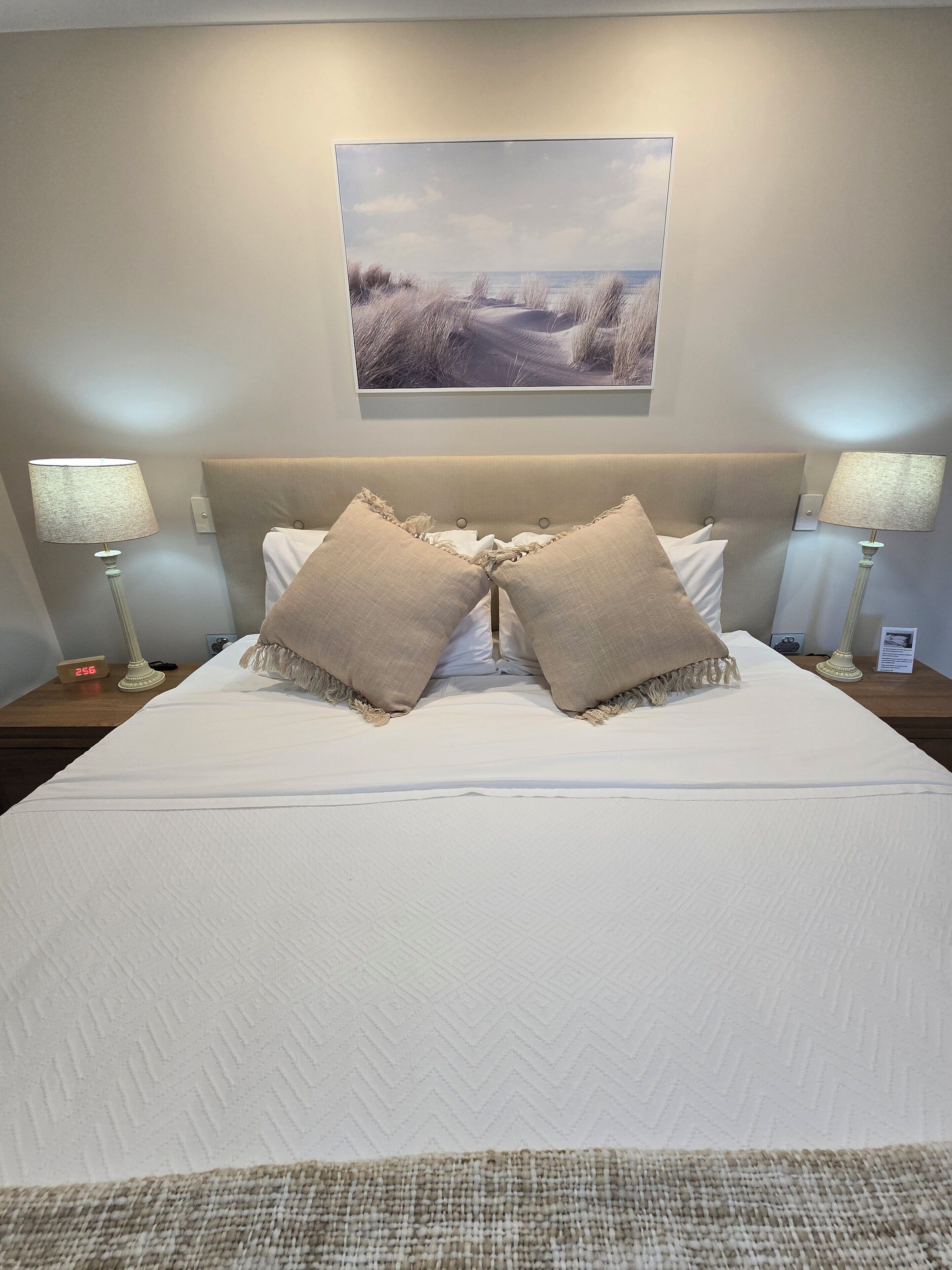 Premium Apartment, 1 King Bed, Bay View, Beachside | Premium bedding, down duvets, individually decorated