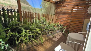 Premium Studio, 1 King Bed, Bay View, Beachside | Terrace/patio