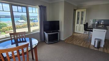 Premium Apartment, 1 King Bed, Bay View, Beachside | Dining room