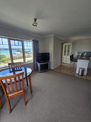 Premium Apartment, 1 King Bed, Bay View, Beachside | Dining room - On The Terrace Stanley (Stanley)