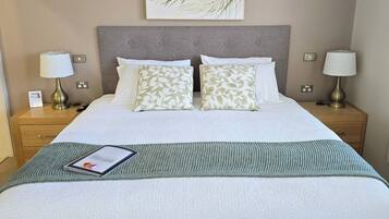Premium Studio, 1 King Bed, Bay View, Beachside | Premium bedding, down duvets, individually decorated