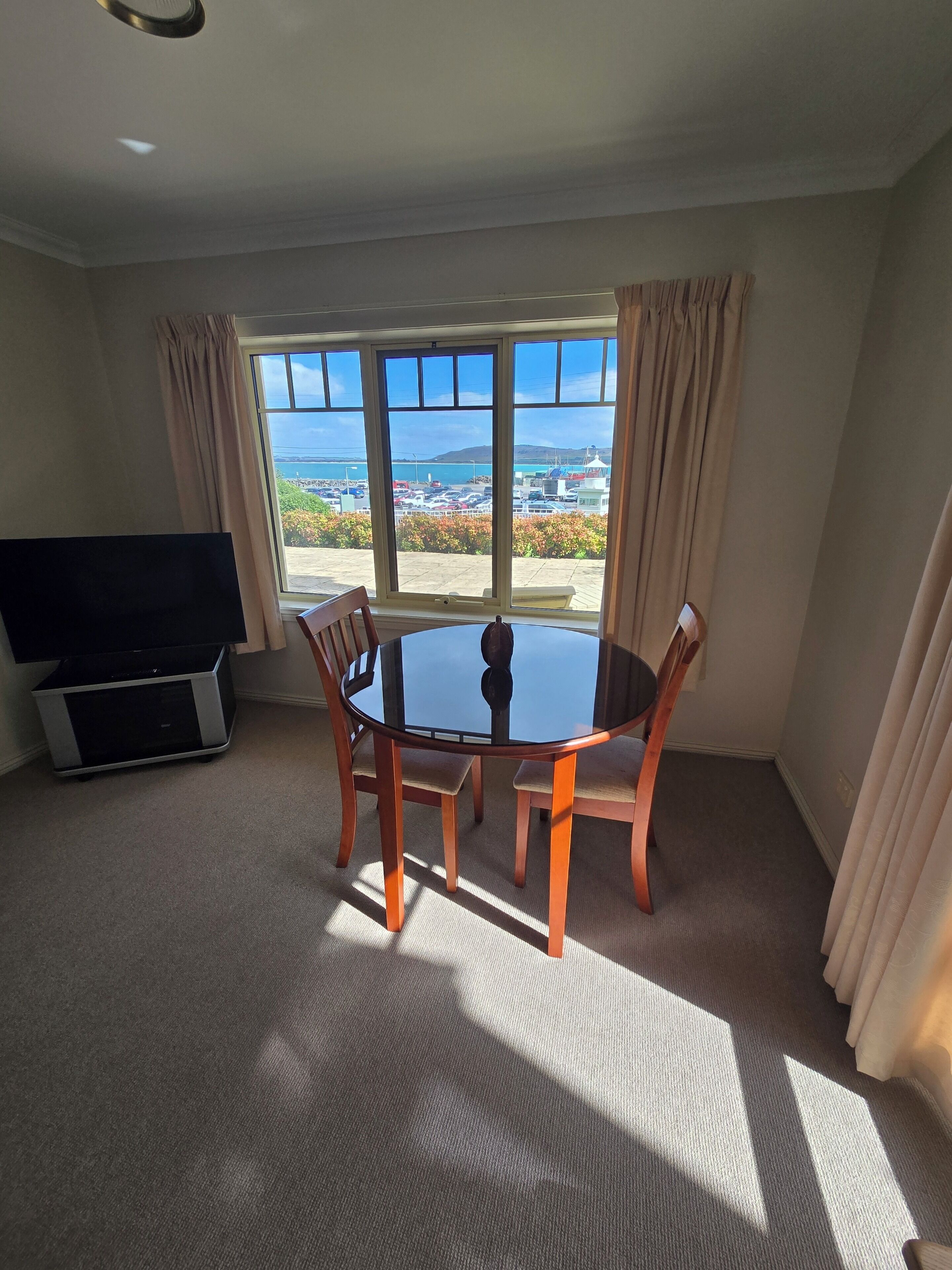 Premium Apartment, 1 King Bed, Bay View, Beachside | Dining room