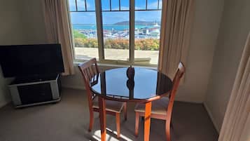 Premium Apartment, 1 King Bed, Bay View, Beachside | Dining room