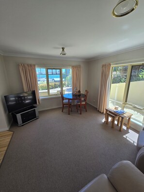 Premium Apartment, 1 King Bed, Bay View, Beachside | Living area