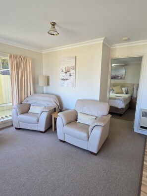 Premium Apartment, 1 King Bed, Bay View, Beachside | Living area