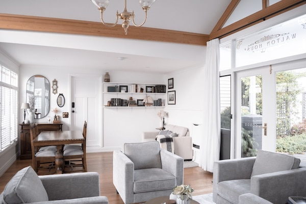 En 40-tommers smart-TV med digitale kanaler samt TV og bøker