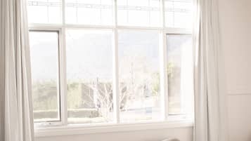 Hill View Suite | 1 quarto, roupas de cama premium, cortinas blackout