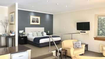 Executive/Bridal Suite | Premium bedding, minibar, in-room safe, blackout curtains