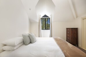 Ropa de cama de alta calidad y minibar 