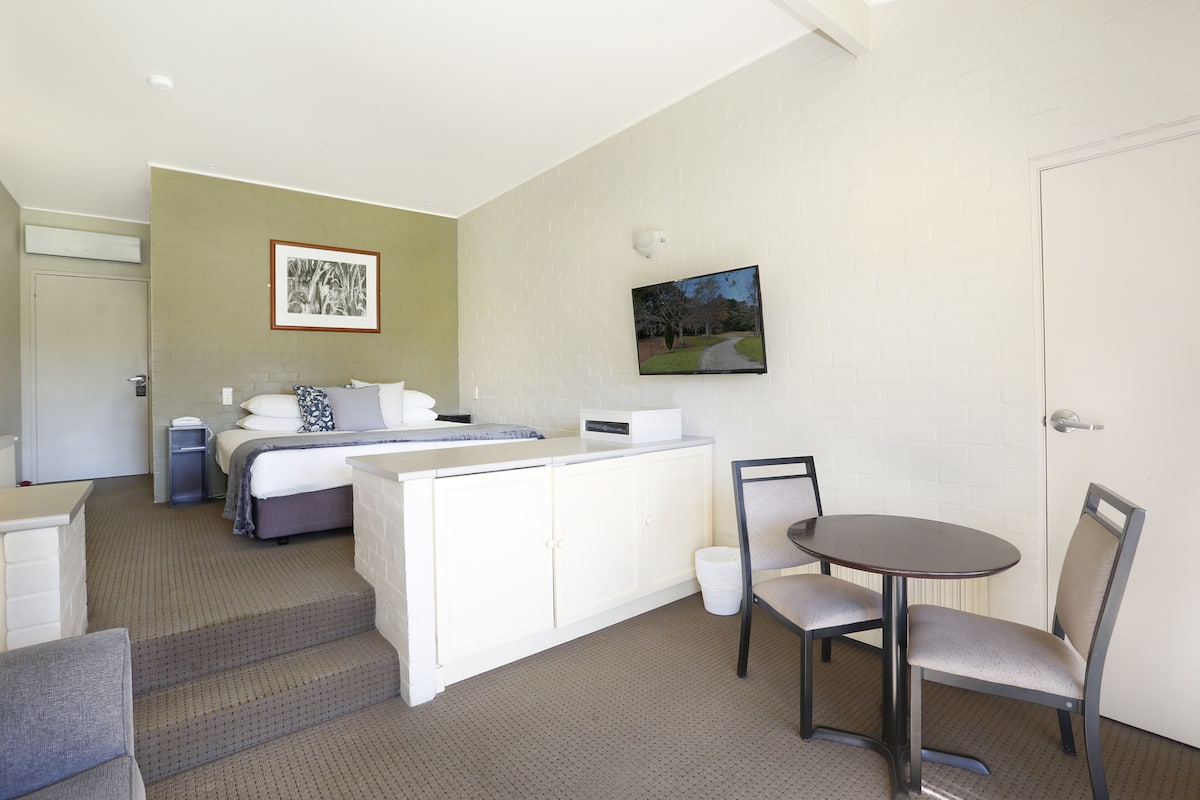 1 bedroom, premium bedding, minibar, in-room safe