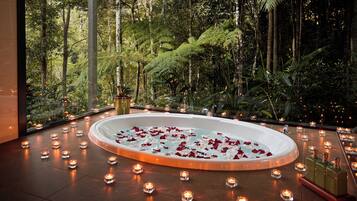 Superior Bungalow, 1 King Bed, Garden View (Rainforest Canopy) | Bathroom | Separate tub and shower, jetted tub, free toiletries, hair dryer