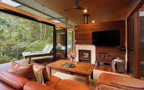Bungalow Premium - 1 kingsize-säng - utsikt mot trädgården (Glass Terrace Bungalow) | Vardagsrum | 138-centimeters tv med digitalkanaler, eldstad och dvd-spelare