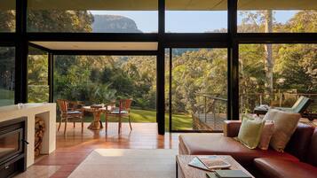 Villa Luxury, 1 letto king, vista montagna (Mountain Lodge) | Area soggiorno | TV 138 cm con canali digitali, caminetto, lettore DVD