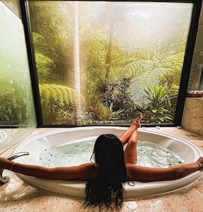 Cabane Supérieure, 1 très grand lit, vue jardin (Creekside Spa) | Salle de bain | Baignoire et douche séparées, baignoire à jets