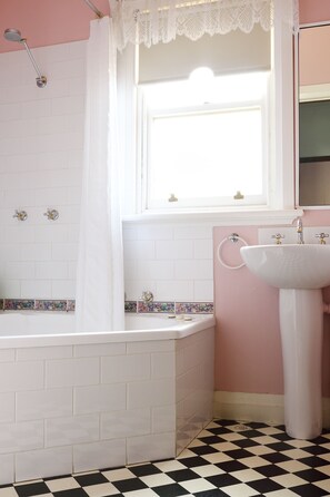Combined shower/bathtub, free toiletries, hair dryer, towels - Apartments Downtown (Burnie)