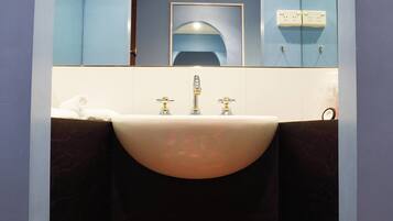 Gabungan pancuran/tab mandi, kelengkapan dandanan diri percuma