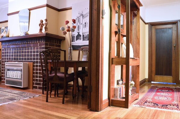 LCD TV, DVD player - Apartments Downtown (Burnie)