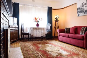 LCD TV, DVD player - Apartments Downtown (Burnie)