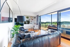 Een flatscreentelevisie en vloerverwarming