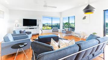 Superior House | Living room | Flat-screen TV, heated floors