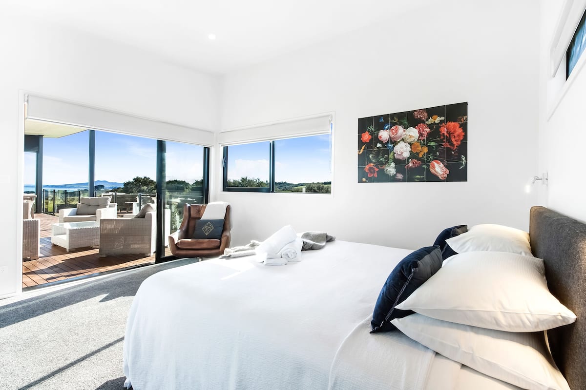 Superior House | Iron/ironing board, free WiFi, bed sheets