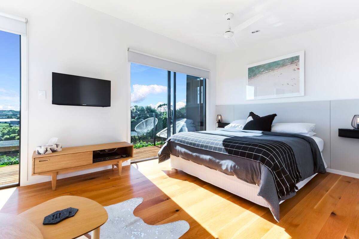 Tabla de planchar con plancha, wifi gratis y ropa de cama 