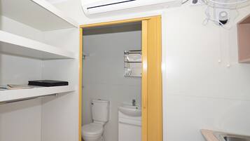 Douche, articles de toilette gratuits, serviettes fournies