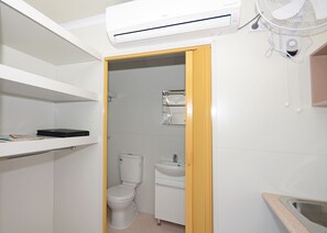 Dusche, kostenlose Toilettenartikel, Handtücher