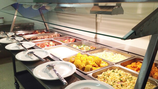 Ein Buffet mit verschiedenen Speisen und Geschirr.