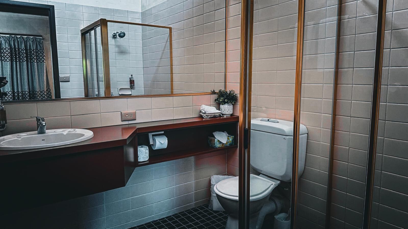Une salle de bain moderne avec un lavabo, des toilettes et un miroir.