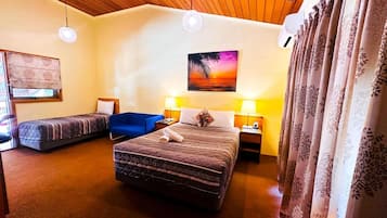 Habitación triple Confort, varias camas, vista al valle | Escritorio, insonorización, wifi gratis y ropa de cama