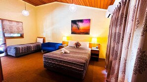 Comfort-Dreibettzimmer, Mehrere Betten, Talblick | Schreibtisch, schallisolierte Zimmer, kostenloses WLAN, Bettwäsche