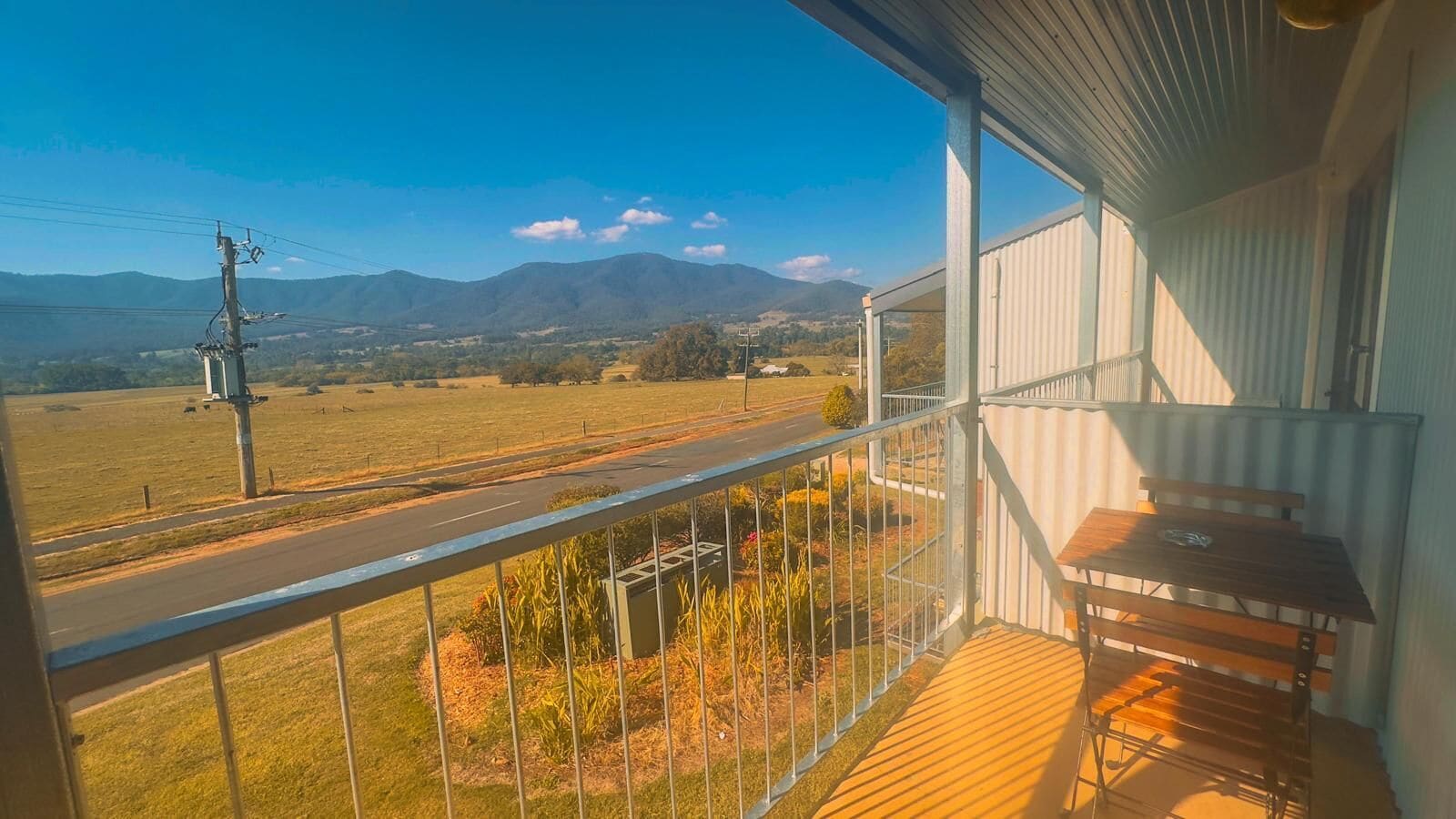 Desk, soundproofing, free WiFi, bed sheets