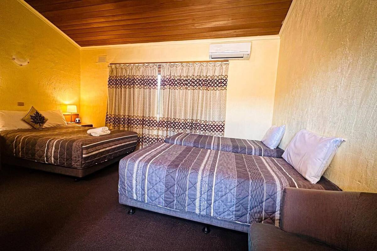 Habitación familiar, varias camas, vista a la montaña | Escritorio, insonorización, wifi gratis y ropa de cama