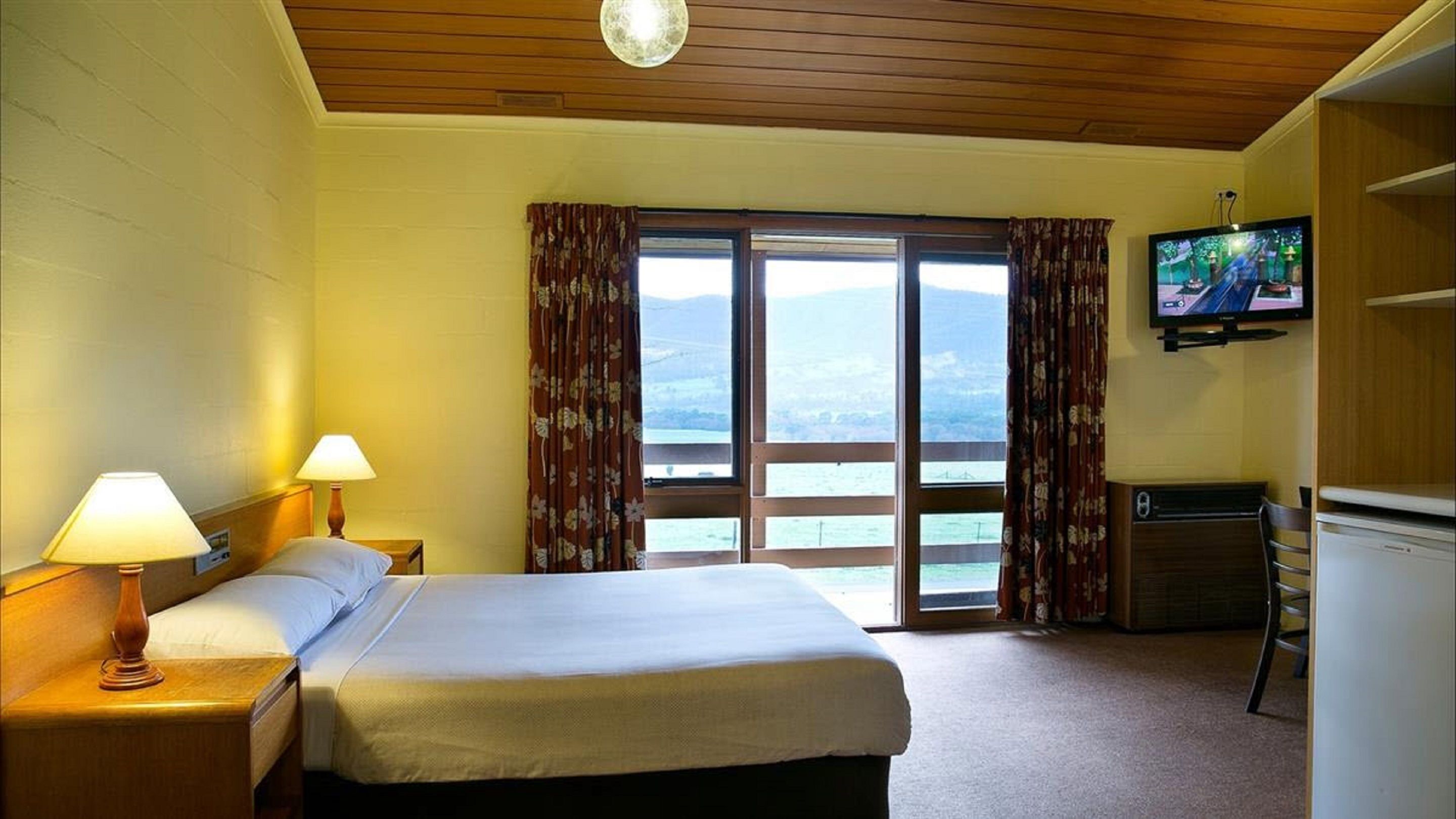 Escritorio, sistema de insonorización, wifi gratis y ropa de cama 