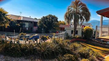 Zona residencial con piscina, palmeras y vistas a las montañas.