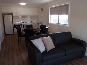 Flat-screen TV - Ashleigh Court Motor Inn (Mulwala)