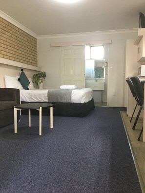 Standaard tweepersoonskamer | Geluiddichte muren, een strijkplank/strijkijzer, gratis wifi, beddengoed