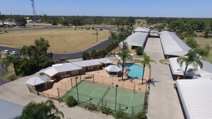 A large building with multiple tennis courts, a swimming pool, and several covered areas. - The Jolly Swagman Motor Inn (Goondiwindi)