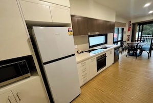 华丽小屋, 2 间卧室 (Sleeps 6) | 私人简易厨房 | 大冰箱、炉灶、茶具/咖啡用具、厨具/餐具
