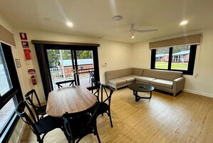 Cabana luxo, 2 quartos (Sleeps 6) | Área de estar | TV de tela plana