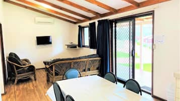 高級小屋, 2 間臥室 (Sleeps 5) | 起居區 | 平面電視