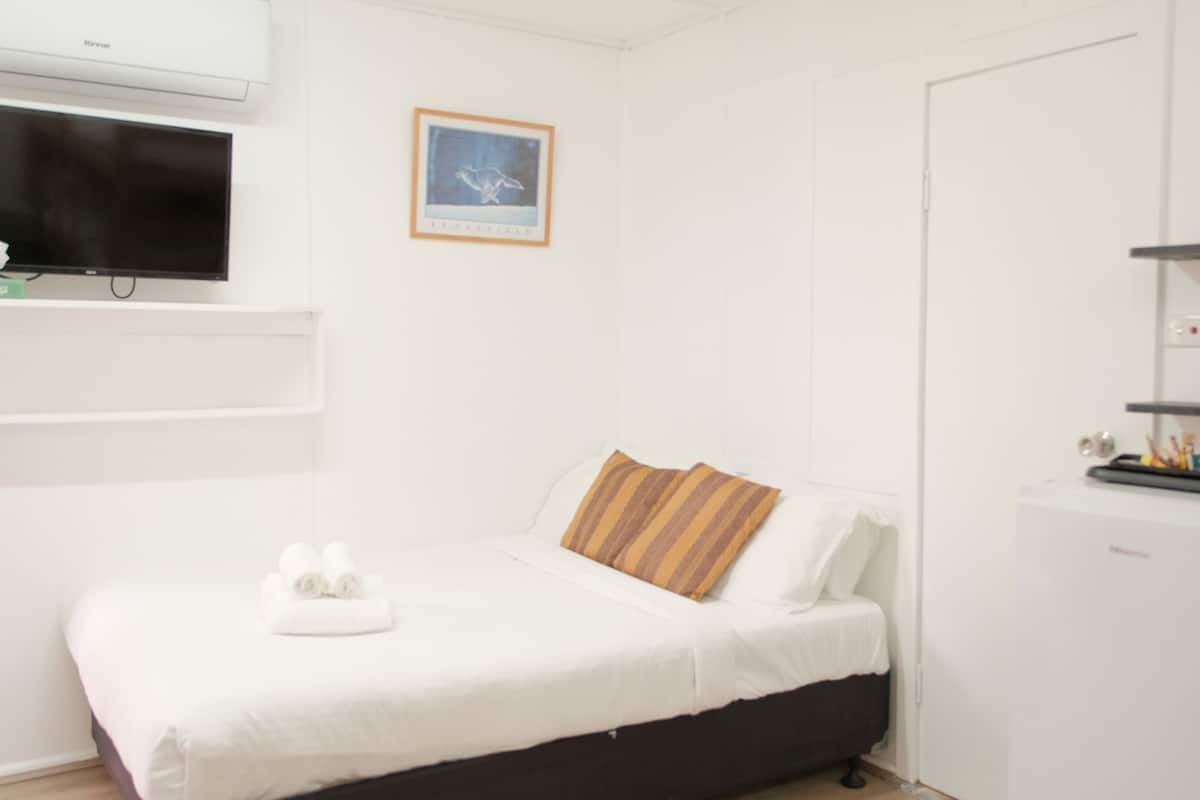 Budget Family Room with Private Bathroom | Wifi, muebles diferentes y ropa de cama