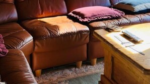 Six- Bedroom Holiday Home | Khu phòng khách | Smart TV 32-inch có truyền hình kỹ thuật số